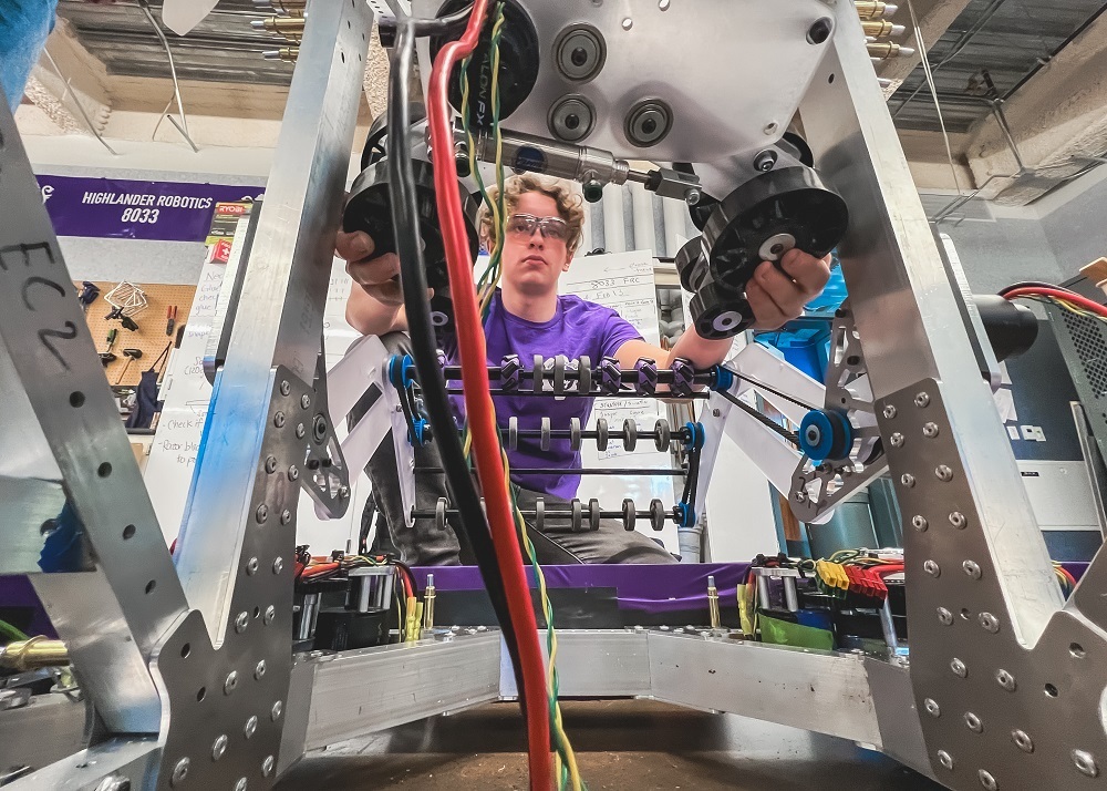 ロボットの製作
ロボットコンテストに参加するための競技ロボットの製作を、コンセプト段階からわずか8週間で完成までこぎ着けるためにはどうすればいいのだろうか。米CNETは、米カリフォルニア州北部で活動する高校生ロボットエンジニアチームである「Highlander Robotics」を取材した。同チームは、4月にテキサス州ヒューストンで開催される予定の、激しい競争を勝ち抜いたチームで争われるロボットコンテスト「FIRST Championship」に出場するために活動している。  

FIRSTは、科学・工学・技術（STEM）教育の振興を目的とする非営利団体で、毎年14～18歳の将来有望な若者が参加するロボットコンテストを開催している。今シーズンの大会には、イスラエル、インド、オーストラリア、カナダ、中国、ドミニカ共和国、トルコ、ブラジル、米国、ポーランド、メキシコなどを含む30カ国以上から参加者が集まった。FIRSTは、エンジニア兼発明家であり、多数の特許を保有しているDean Kamen氏によって、STEM分野に対する若者の関心や参加を後押しすることを目的として、1989年に設立された。

この写真は、Highlander Roboticsのメカ責任者であるVaughn Khouri君が、今シーズンの初戦の1カ月前に、サンフランシスコ東部にあるピードモント高校の工房（Khouri君は同高校の2年生）でロボットの一部を評価しているところだ。 

メカチームは、1月中は小グループに分かれてそれぞれ別のパーツ（エレベーターやアーム、電気系統など）を開発し、2月にはそれを組み立ててはテストし、設計を修正する作業を繰り返した。